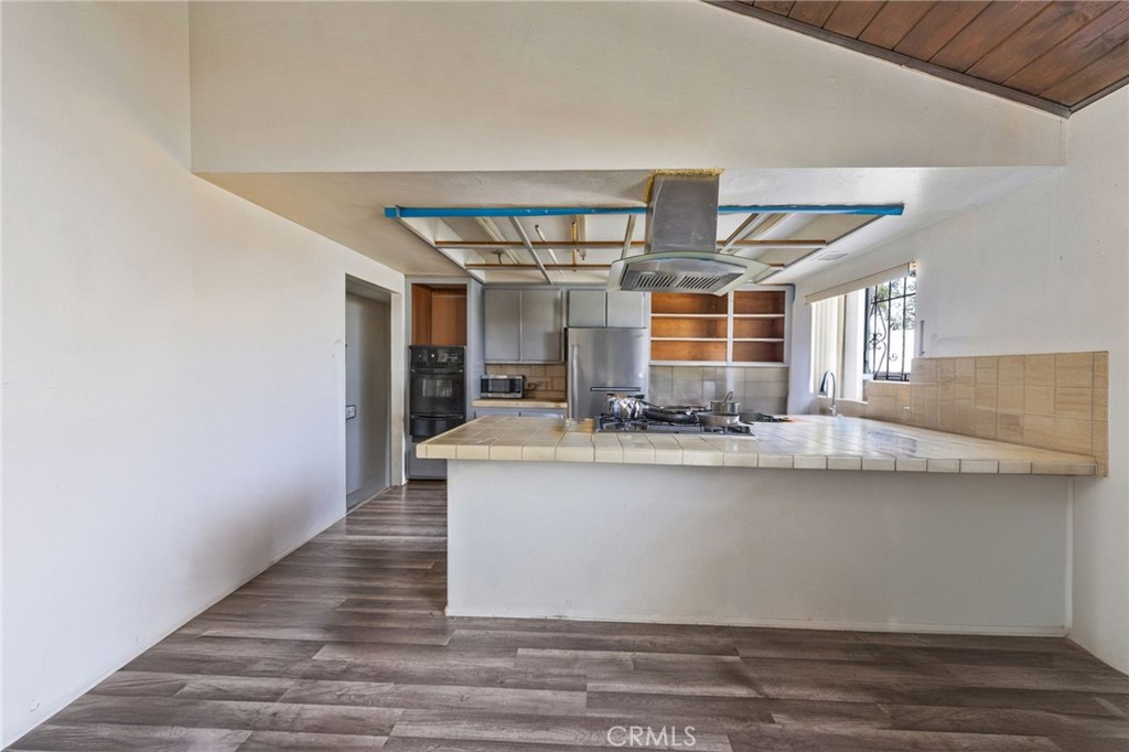 915 E 41st