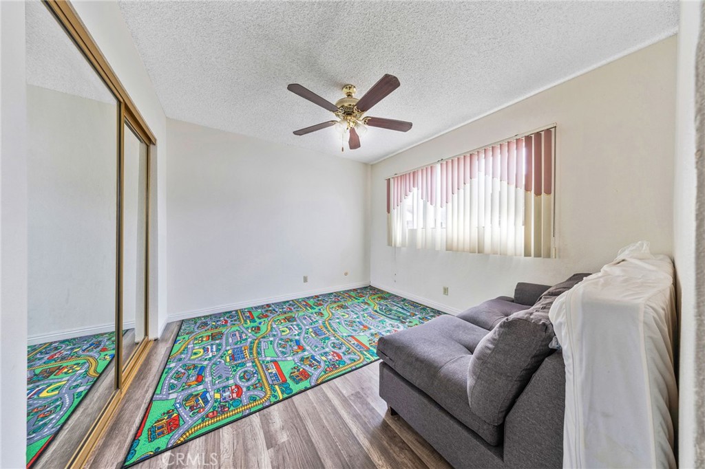 915 E 41st