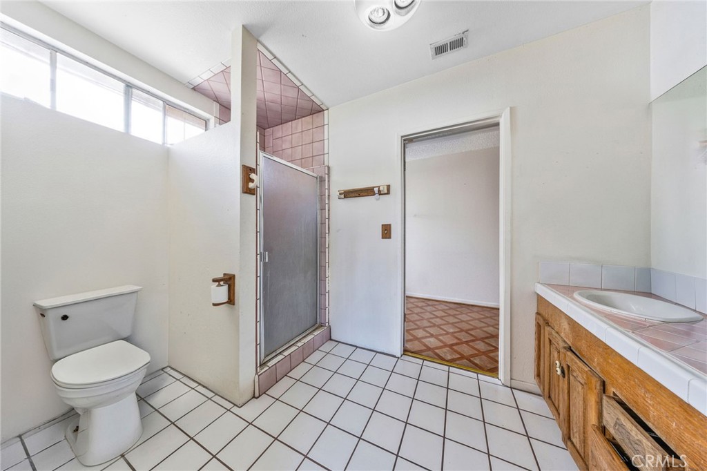915 E 41st