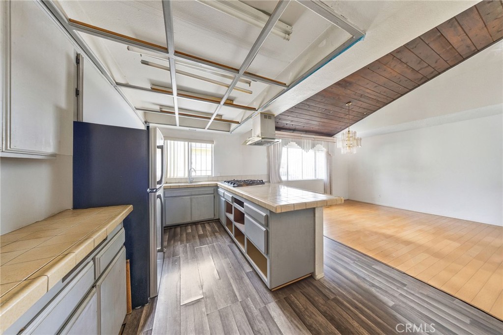 915 E 41st