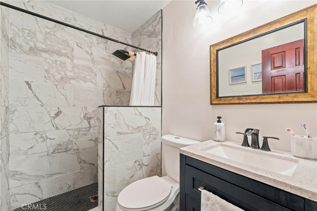 2526 E 220th