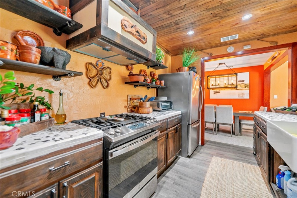 2526 E 220th