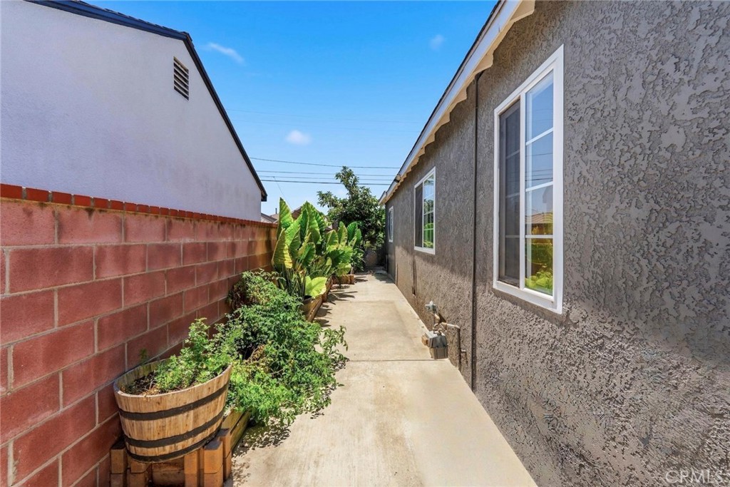 2526 E 220th