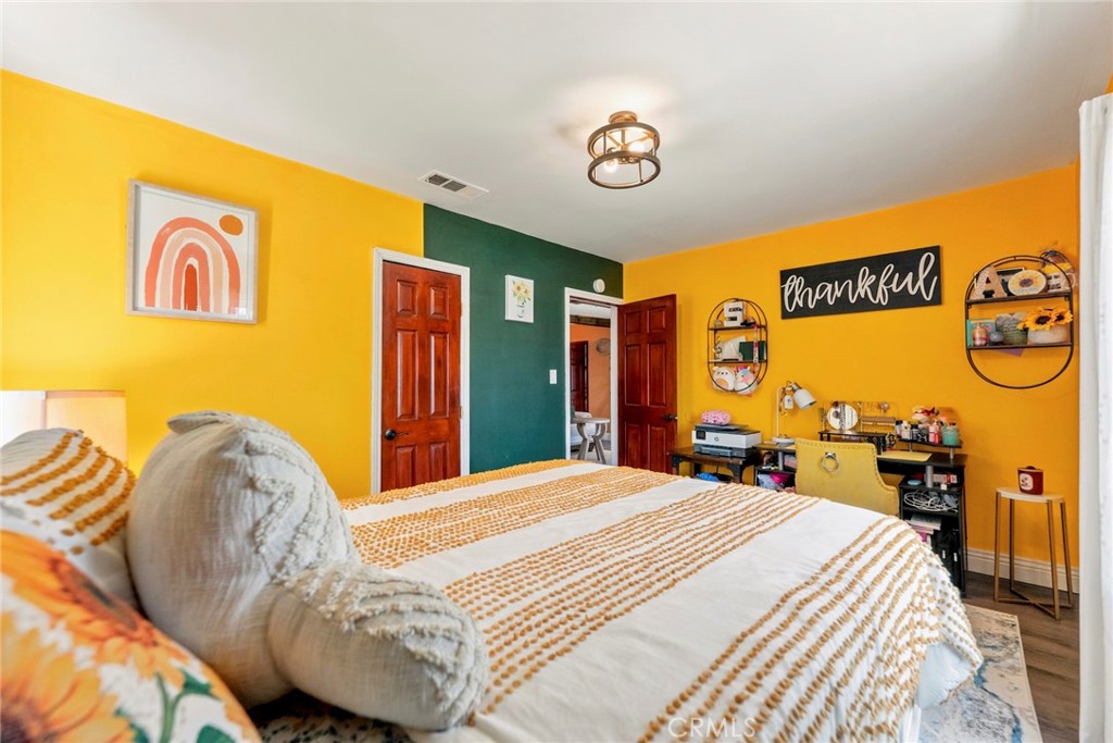 2526 E 220th