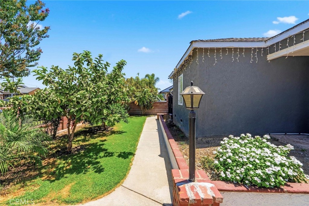 2526 E 220th