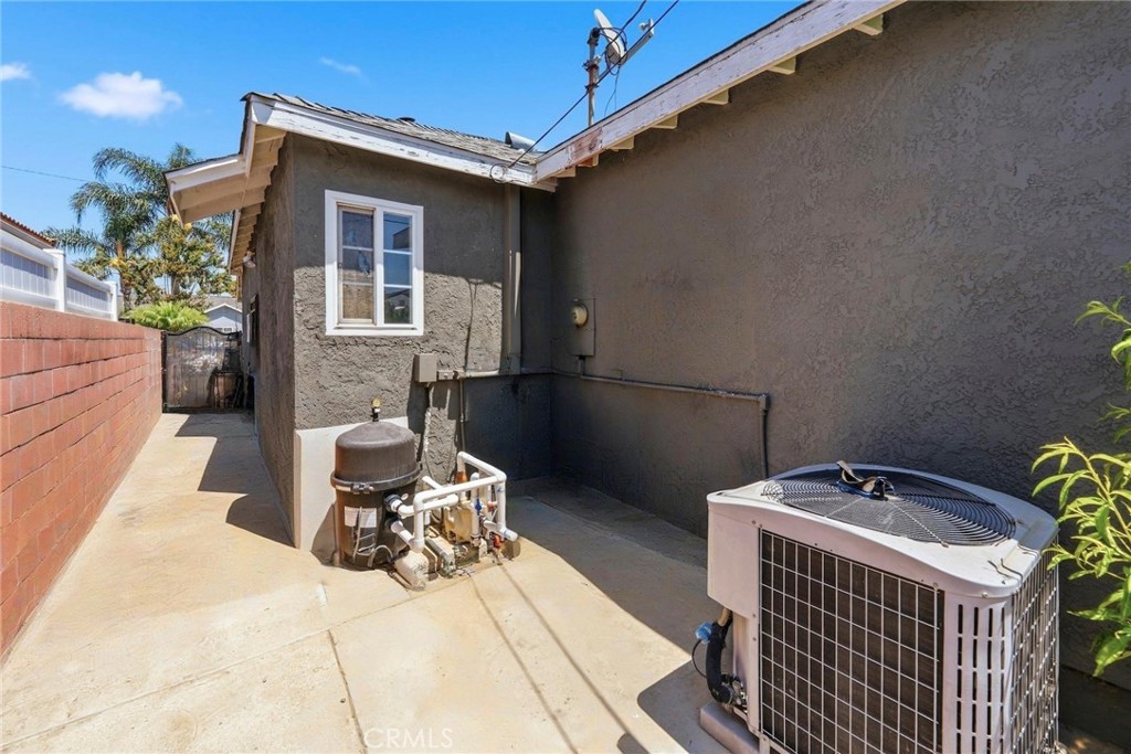 2526 E 220th