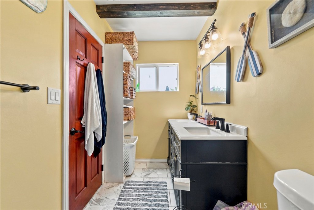 2526 E 220th