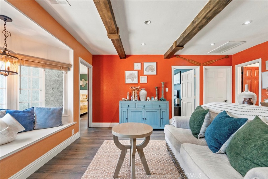2526 E 220th