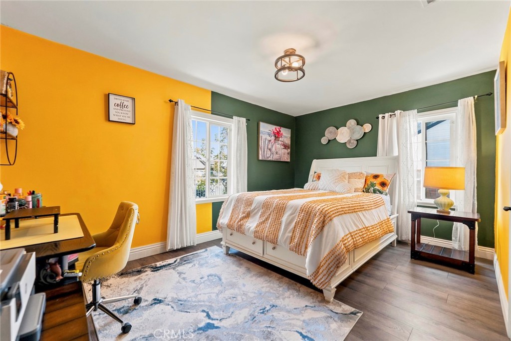 2526 E 220th