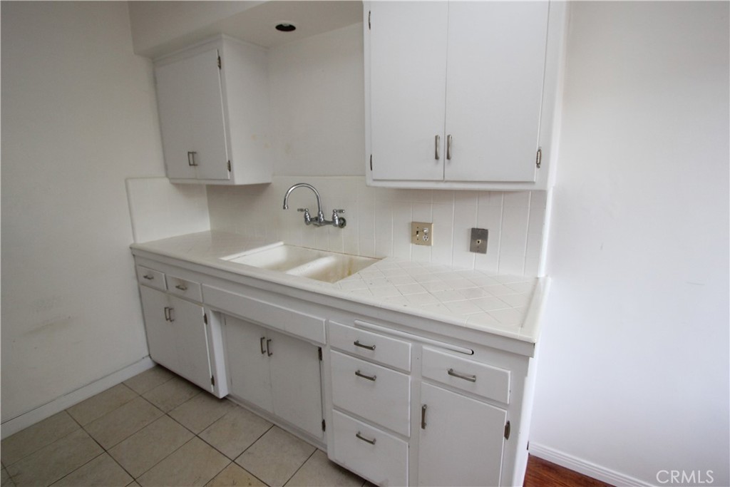 1831 E Appleton