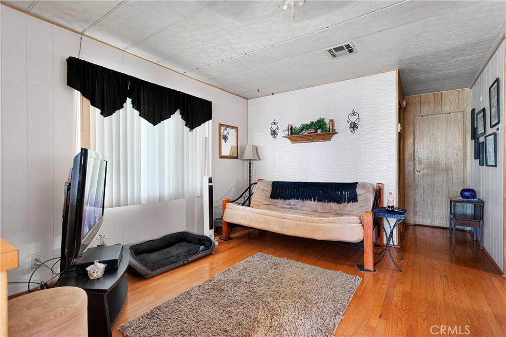 15252 Seneca Road 33