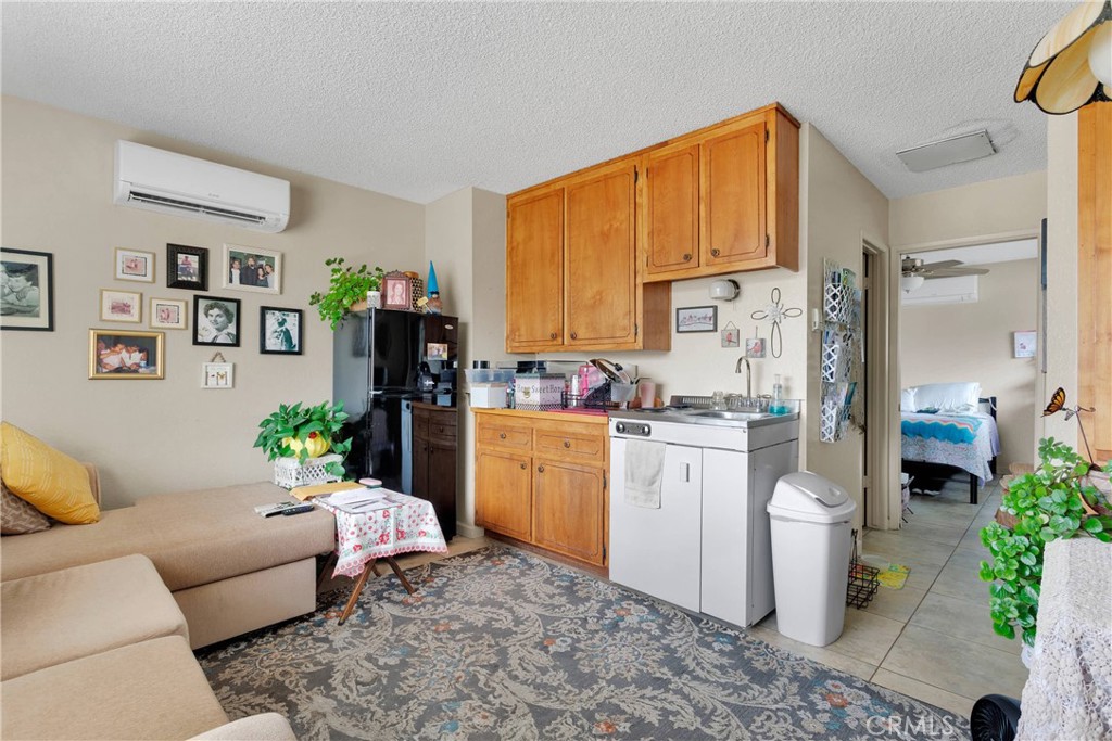 11081 Cottonwood Avenue