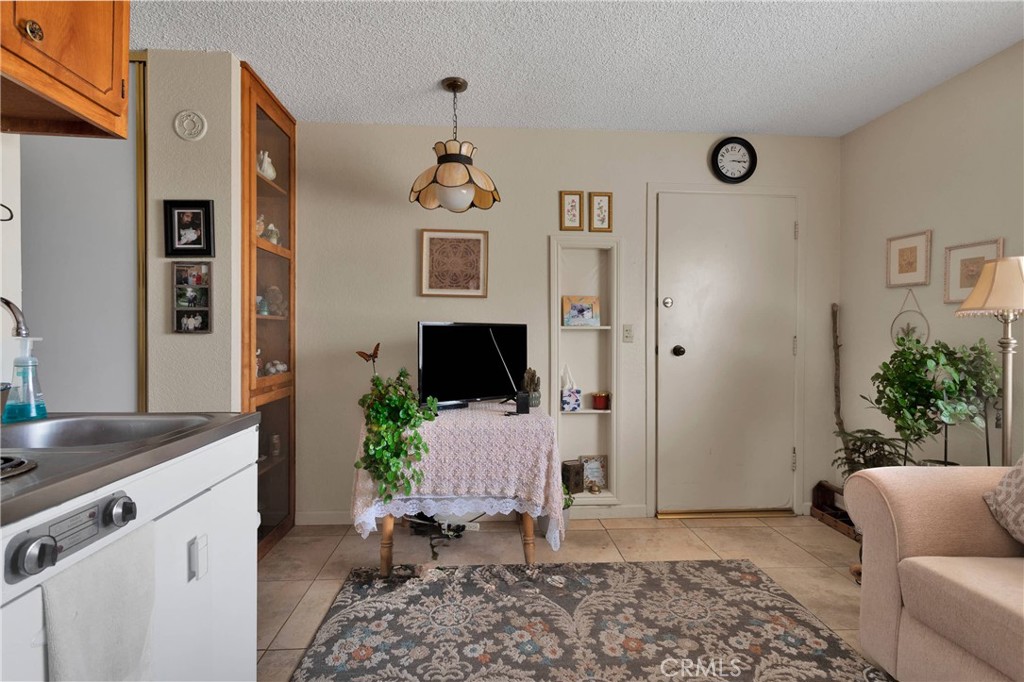 11081 Cottonwood Avenue