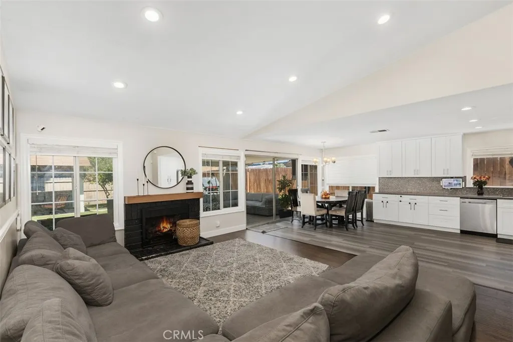 895 W Crestview Street
