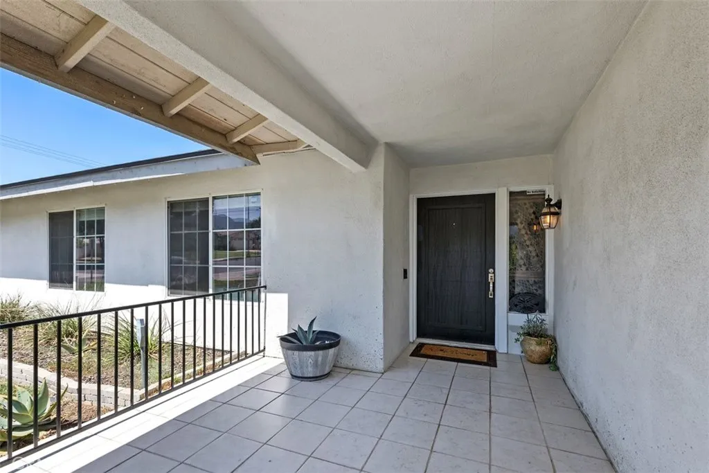 895 W Crestview Street