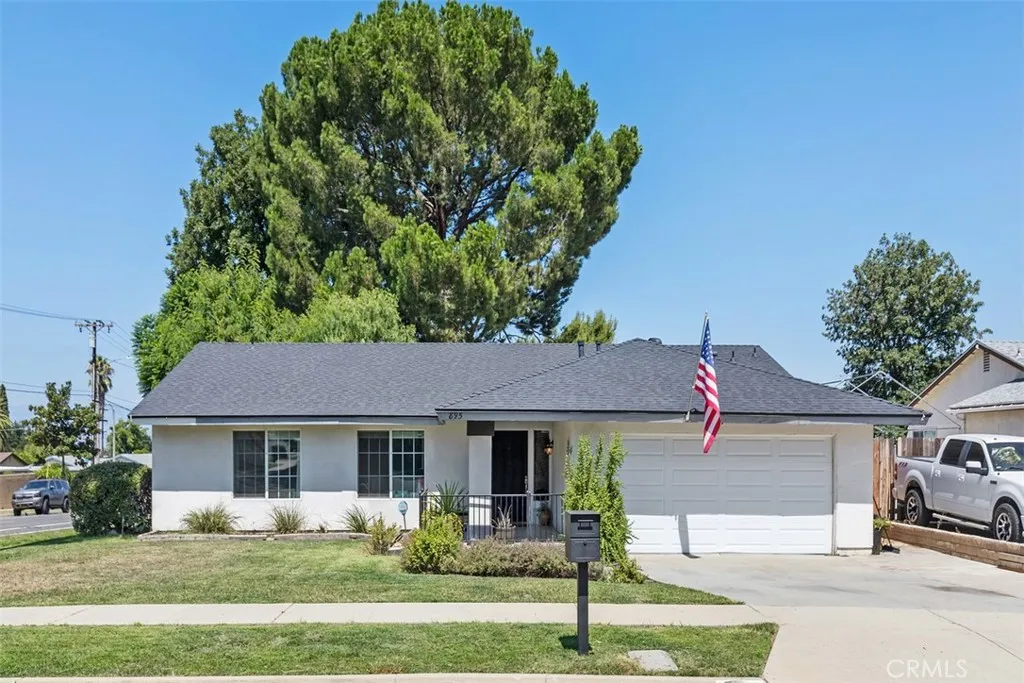 895 W Crestview Street