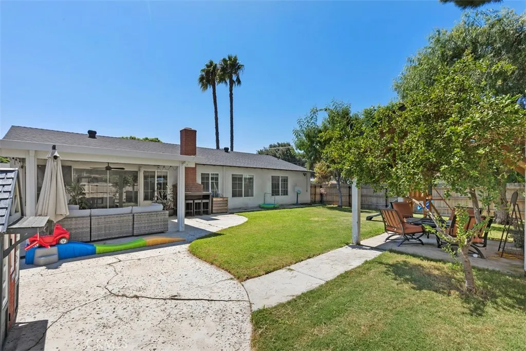 895 W Crestview Street