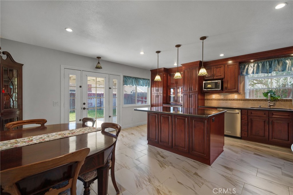 1134 E Deerfield Street