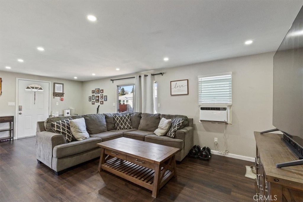 9080 Bloomfield Avenue 293