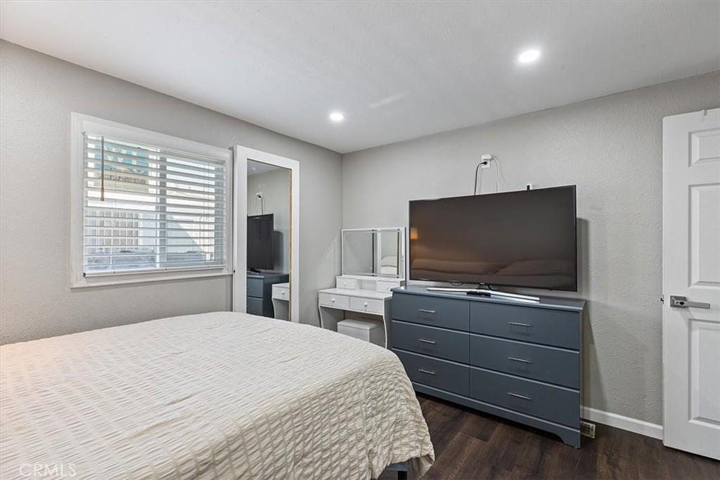 9080 Bloomfield Avenue 293