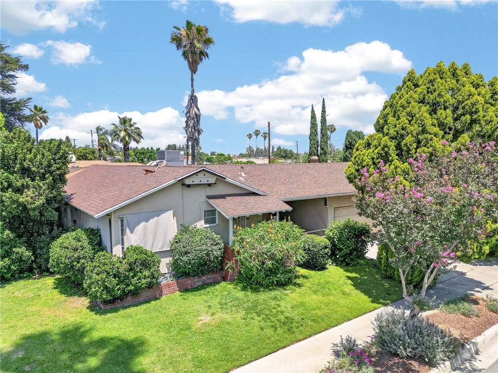 977 N Riverside