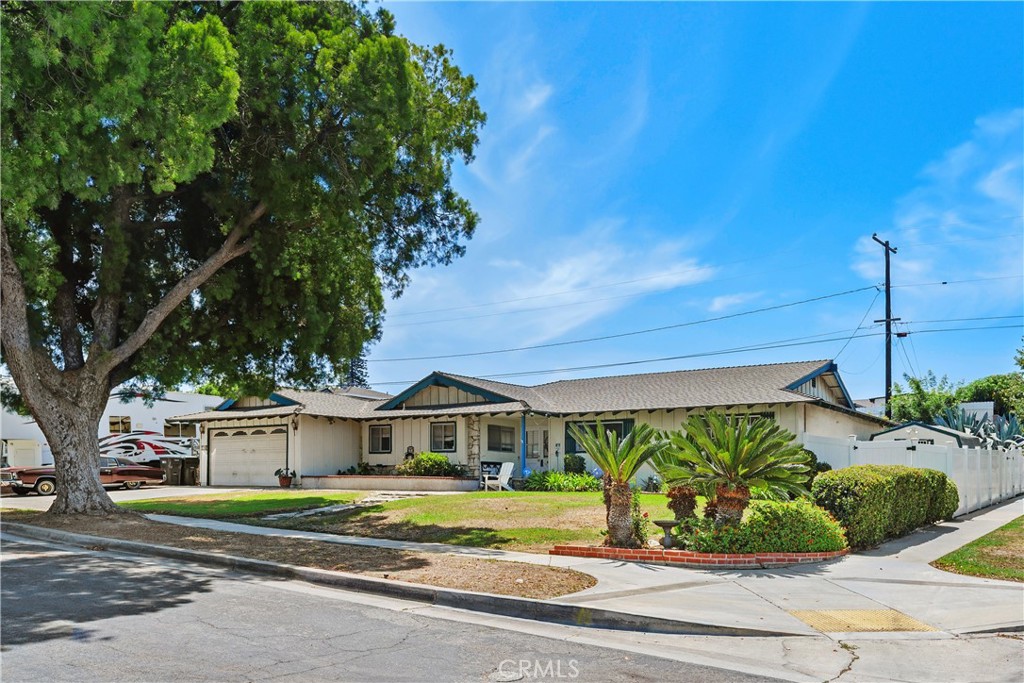 726 W Hacienda