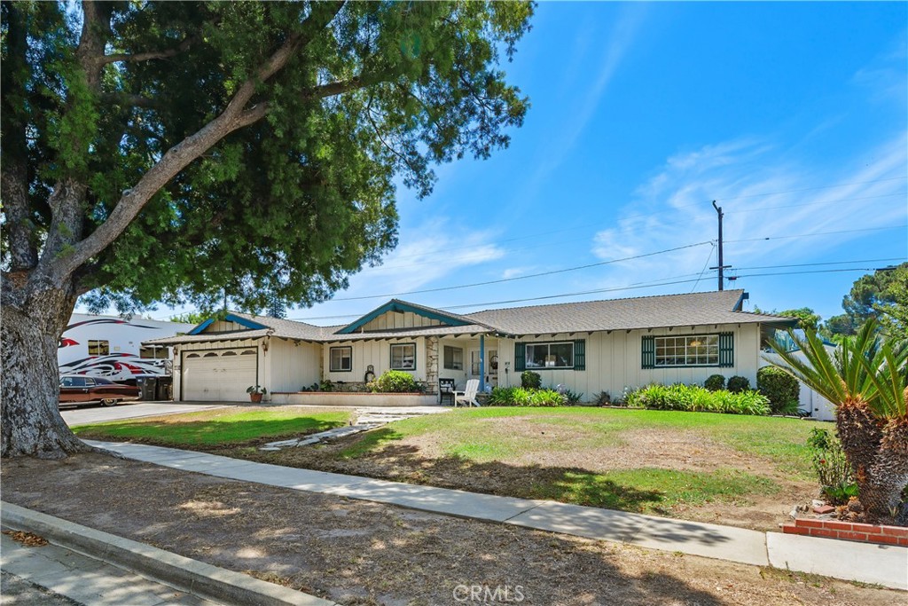 726 W Hacienda