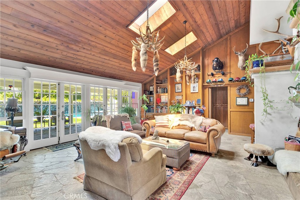 121 S Canyon Crest Drive