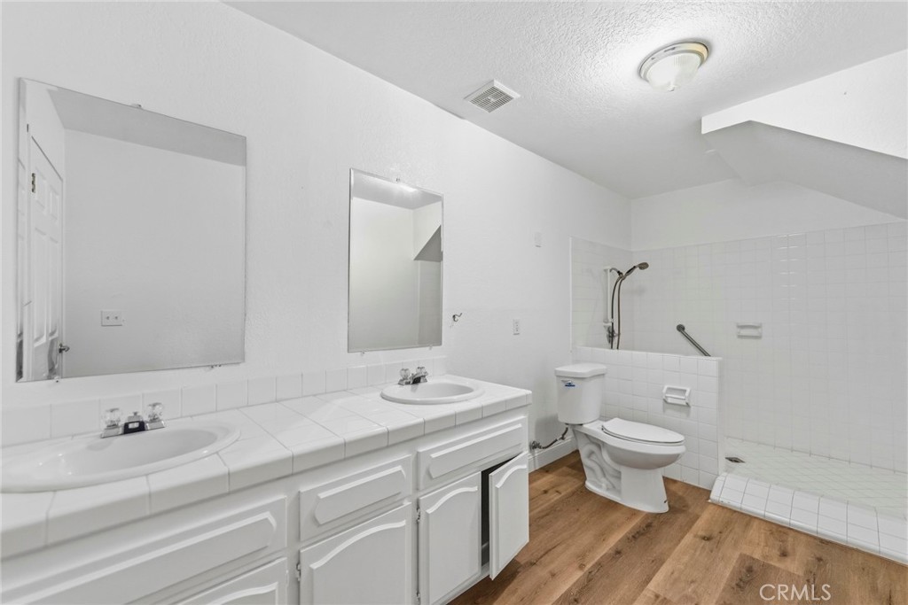 8853 Dufferin