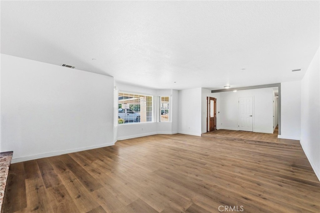 8853 Dufferin
