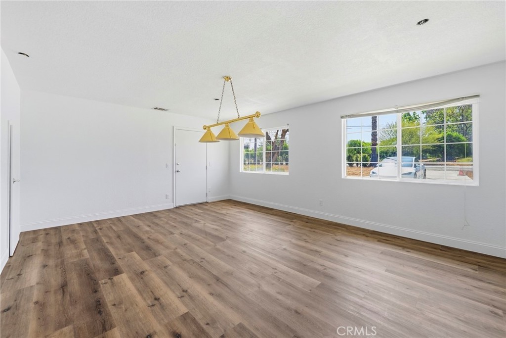 8853 Dufferin