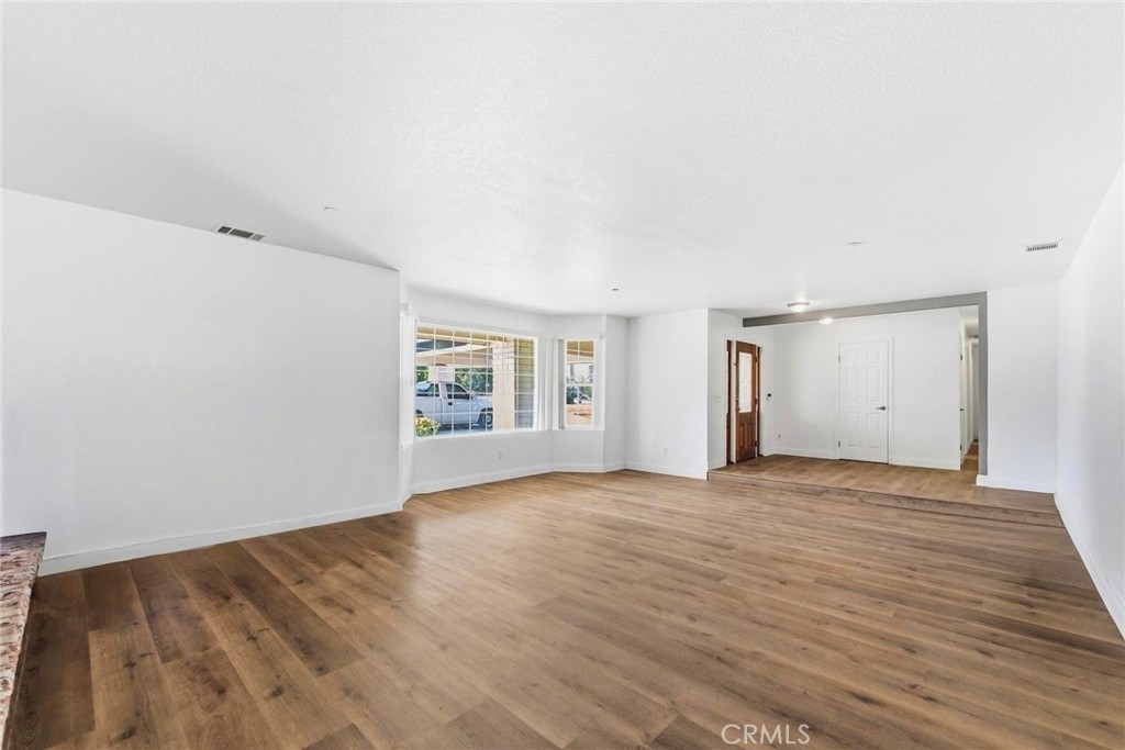 8853 Dufferin