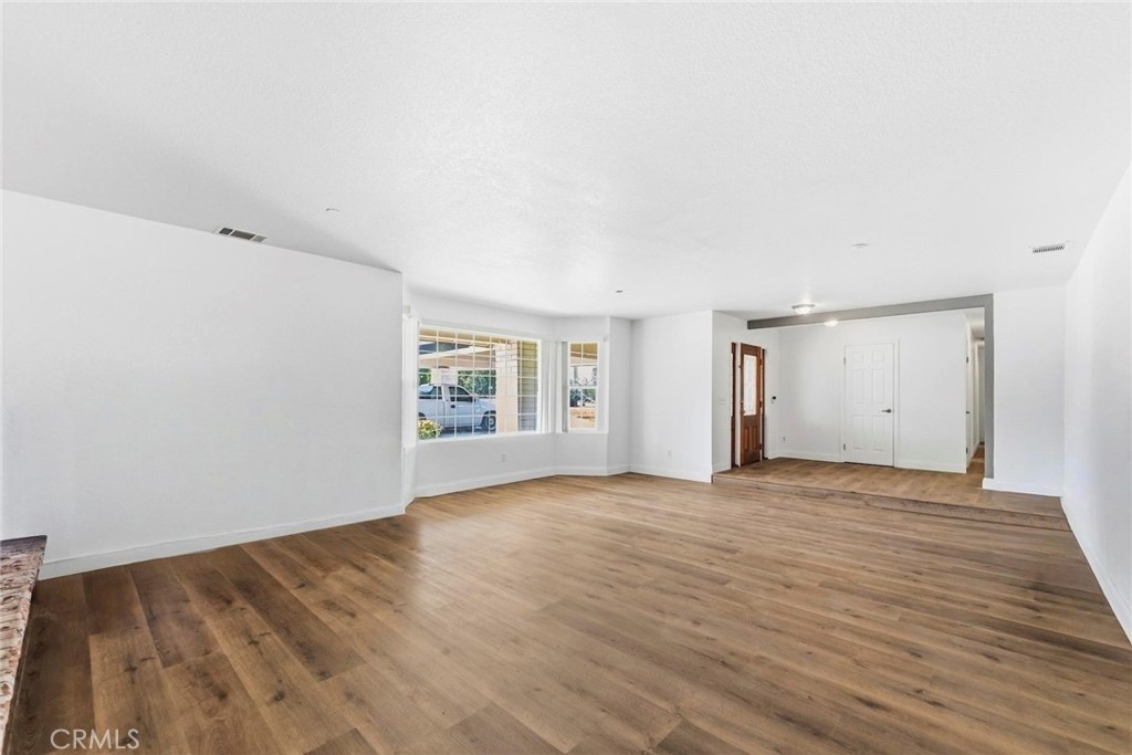 8853 Dufferin