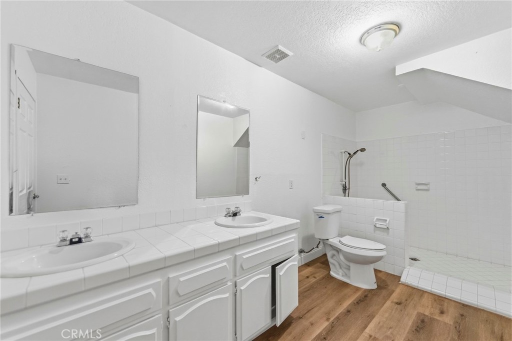 8853 Dufferin