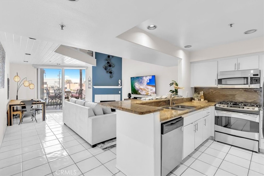 200 Pacific Coast Highway 105