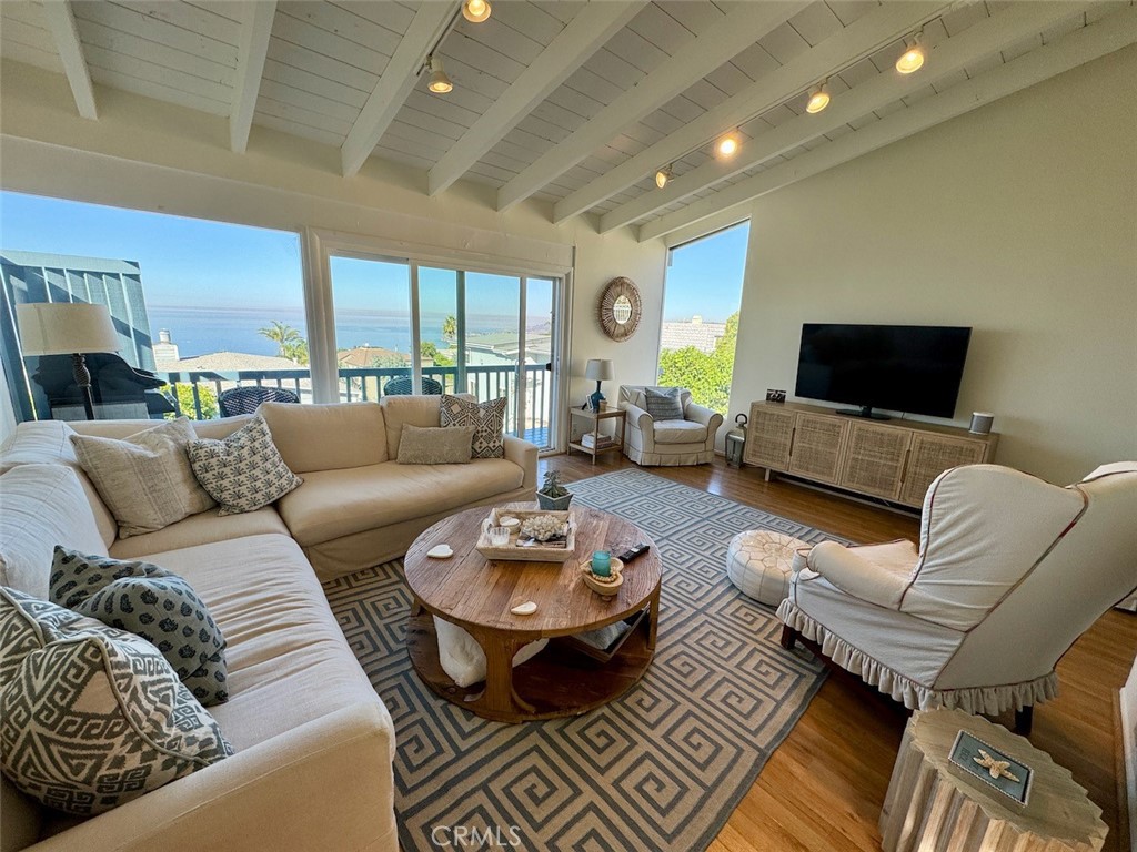 995 La Mirada Street