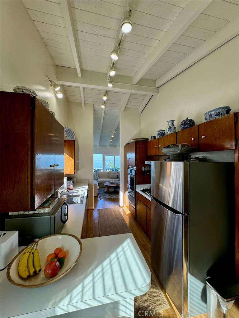 995 La Mirada Street