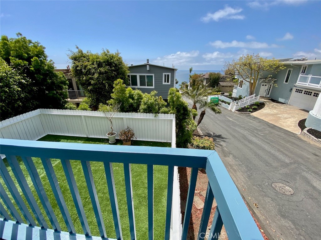 995 La Mirada Street