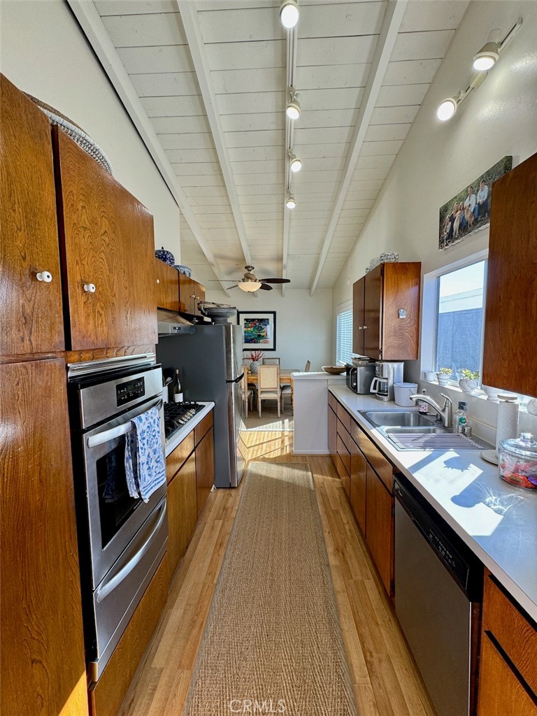 995 La Mirada Street