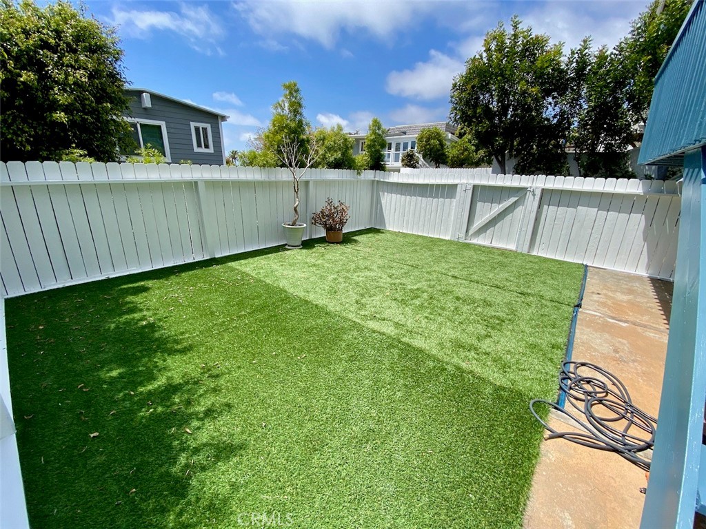 995 La Mirada Street