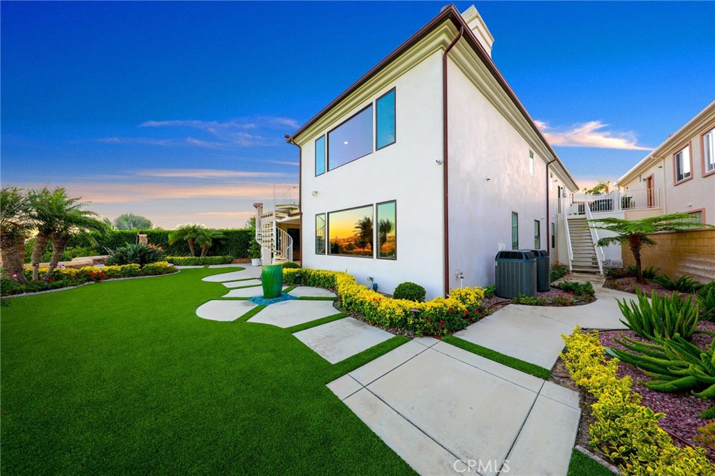 33612 Holtz Hill Road