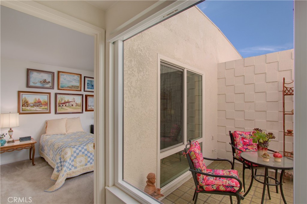 2212 Via Mariposa E B