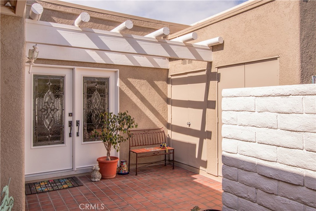 2212 Via Mariposa E B