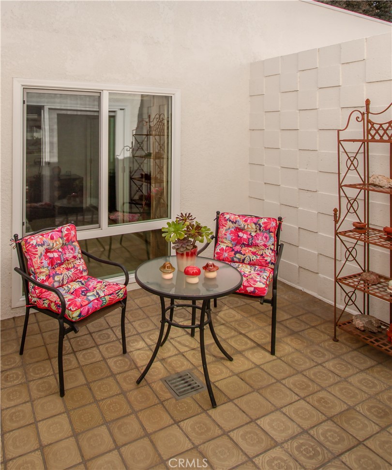 2212 Via Mariposa E B