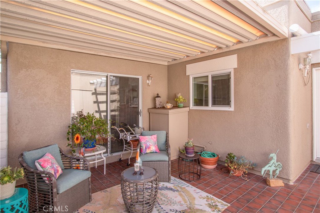 2212 Via Mariposa E B