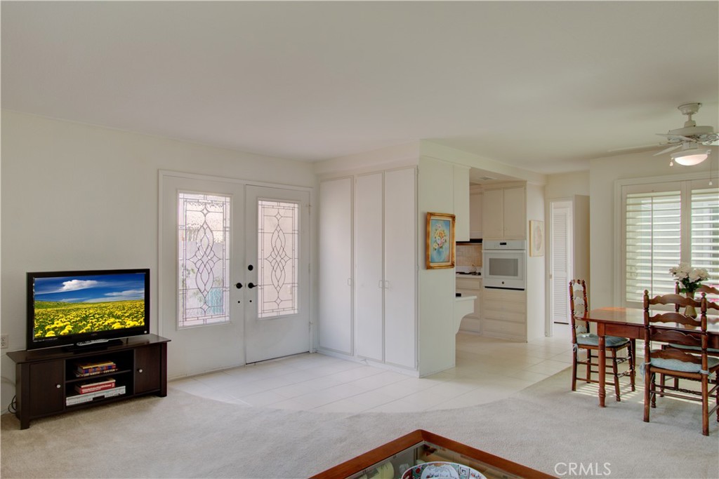 2212 Via Mariposa E B