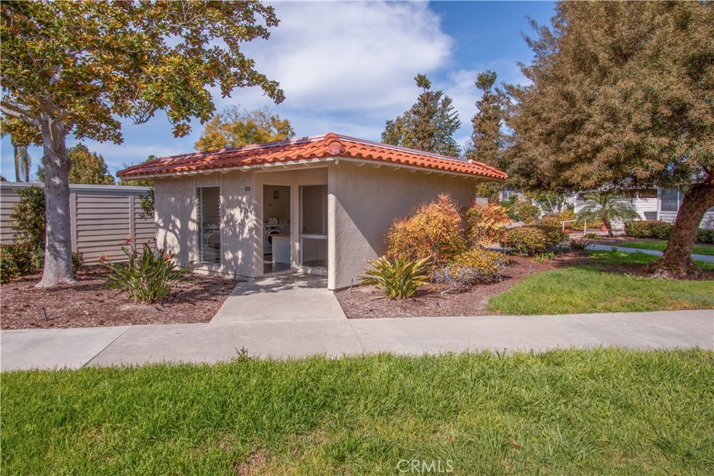 2212 Via Mariposa E B