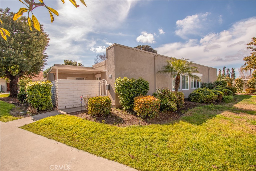 2212 Via Mariposa E B