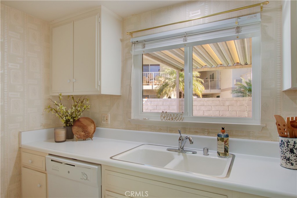 2212 Via Mariposa E B