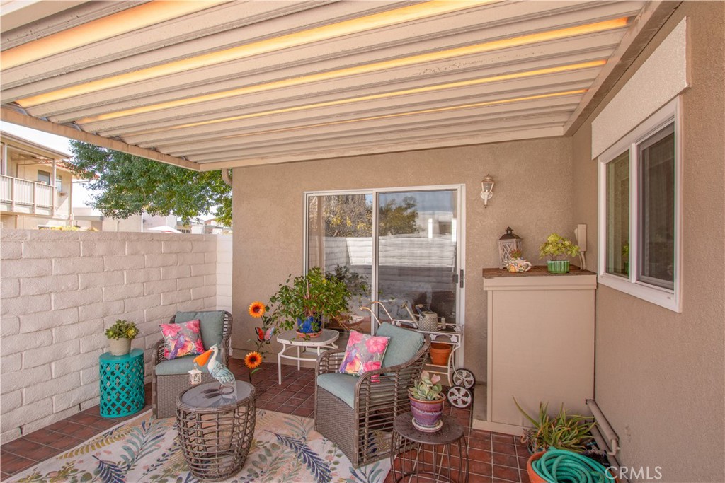 2212 Via Mariposa E B